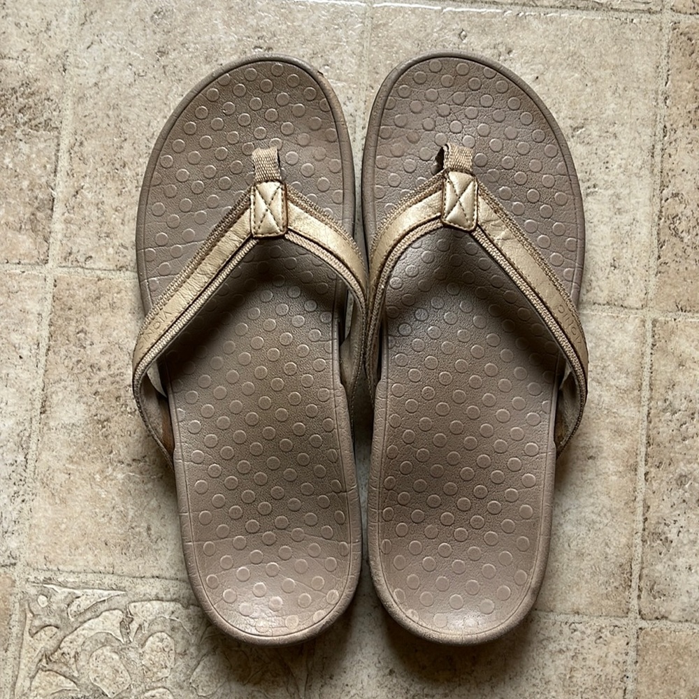 Vionic Womens sandals beige sz 10